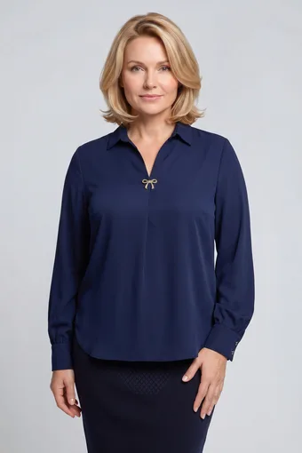Temno modra bluza z zlato broško v obliki pentlje